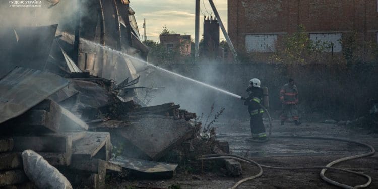 Рятувальники ліквідували масштабну пожежу в селищі Заводське під Чортковом