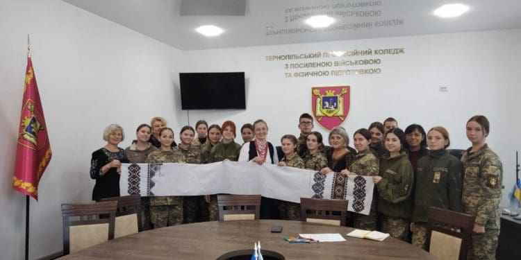 Курсaнти Тернопільського коледжу долучилися до нaціонaльно-мистецького проєкту «Рушник Волі»