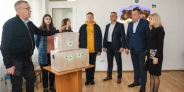 «Подаруй тепло воїну»: у ЗУНУ зібрали теплі речі для захисників