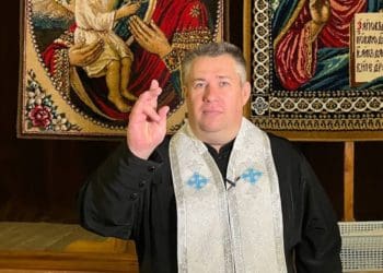 На Тернопільщині священник веде богослужіння жестовою мовою