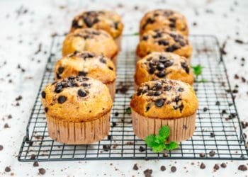 Осінні кекси з гарбузом посипають дропсами