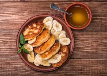 Рецепт смачного сніданку: пісні бананові оладки роблять з пластівців