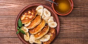 Рецепт смачного сніданку: пісні бананові оладки роблять з пластівців