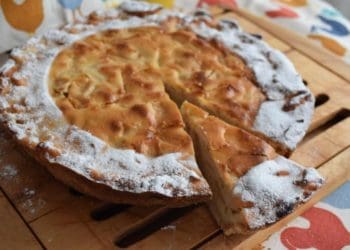 Осінній рецепт: Пиріг “Невидимка” готують з яблуками