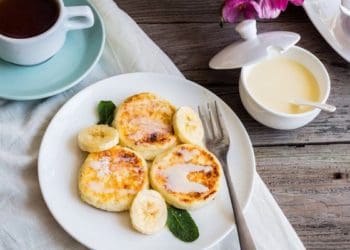 Сирники з бананом смакують по-особливому: рецепт на вихідні