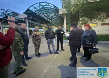 За допомогу десяткам ухилянтам покинути країну судитимуть банкіра з Кременця