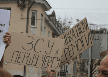 активісти під стінами міської ради у Тернополі