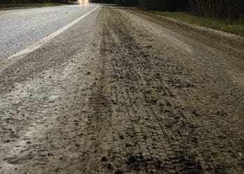 На Тернопільщині водій вантажівки забруднив дорогу болотом