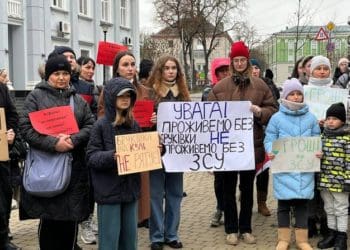 Більше коштів на дрони і авто вимагали протестувальники під стінами міської ради у Тернополі