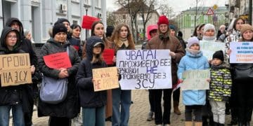 Більше коштів на дрони і авто вимагали протестувальники під стінами міської ради у Тернополі