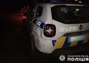 П’яний кременчанин вночі врізався у машину патрульних і втік