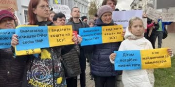 Активістів, які щотижня пікетують під Тернопільською міськрадою, намагають зробити "купленими"