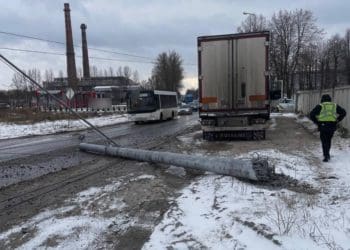 Вантажівка повалила електроопору у Тернополі