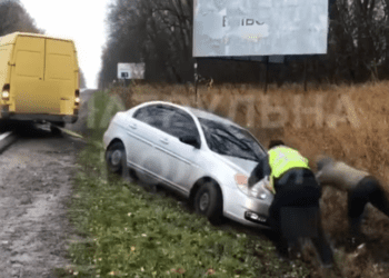 водійка не впоралась з керуванням зʼїхала у кювет
