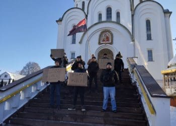 Представники "Правого сектору" прийшли до церкви упц (мп) у Тернополі