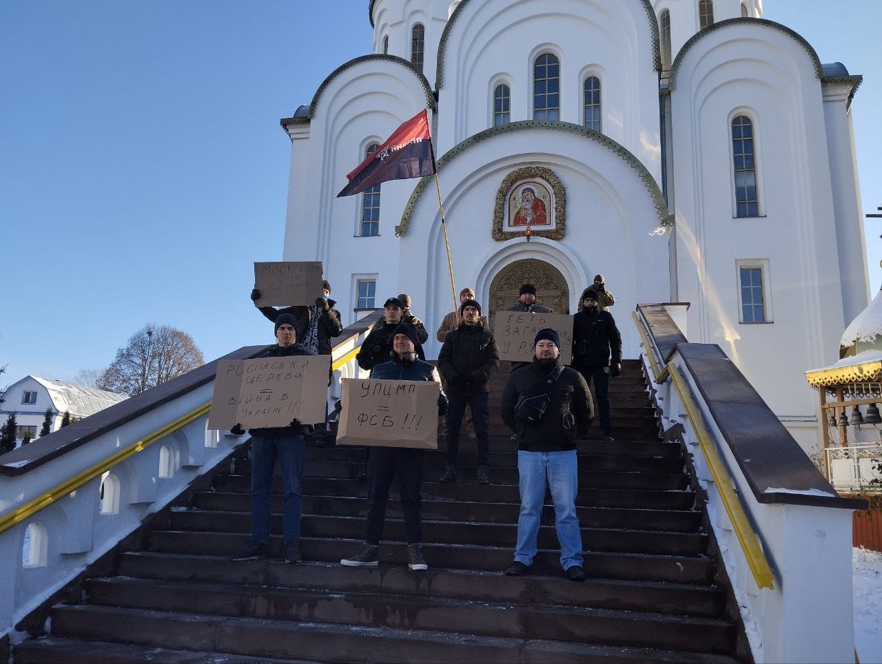 Представники "Правого сектору" прийшли до церкви упц (мп) у Тернополі 