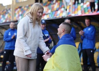 Воротар футбольного клубу "Нива" освідчився коханій на полі