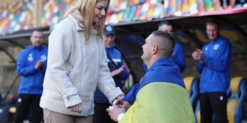 Воротар футбольного клубу "Нива" освідчився коханій на полі