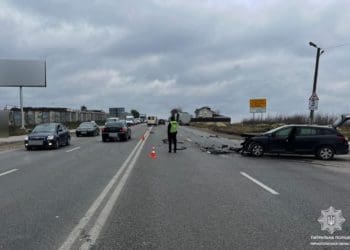 Вантажівка та легківка не розминулися на виїзді з Тернополя
