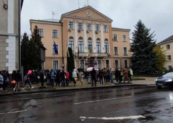 Тернополяни продовжують пікетувати під стінами міської ради