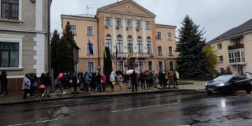 Тернополяни продовжують пікетувати під стінами міської ради