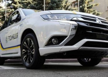 Одразу два автобуси протаранили службовий автомобіль «Mitsubishi Oullander» у селі Довжанка