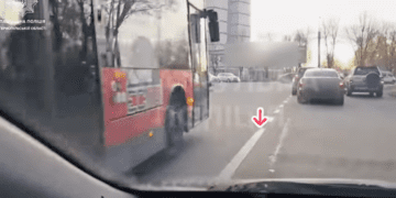 Водій громадського транспорту у Тернополі перетнув суцільну лінію