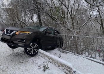 Водій на літній гумі влетів у дорожнє огородження на Тернопільщині