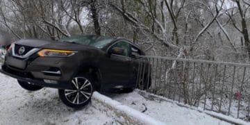 Водій на літній гумі влетів у дорожнє огородження на Тернопільщині