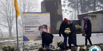 У Шумській громаді встановили памʼятний знак до річниці загибелі Героя Юрія Ожоганича