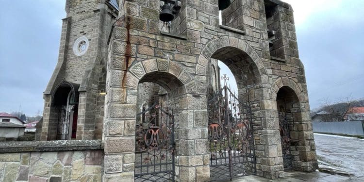 Крізь віки: Церква святих апостолів Петра і Павла у Буцневі під Тернополем