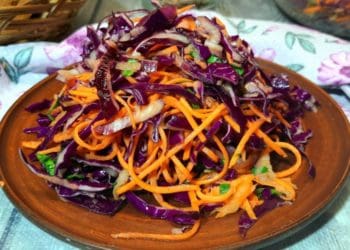 Вітамінний салат із простих інгредієнтів: рецепт на вихідні