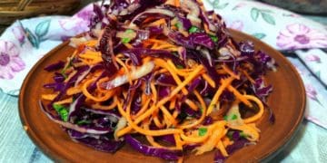 Вітамінний салат із простих інгредієнтів: рецепт на вихідні