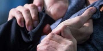 побив двох малолітніх учнів у школі