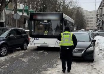 У Тернополі водій автобуса не міг проїхати через запарковані автівки