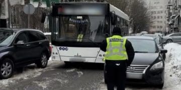 У Тернополі водій автобуса не міг проїхати через запарковані автівки