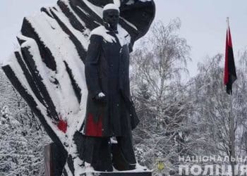 Чоловіка, який облив фарбою пам’ятник Бандері у Тернополі, відправили за грати