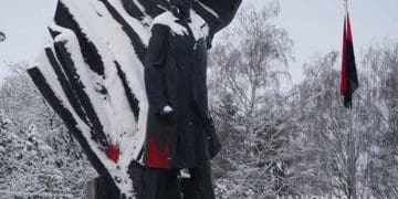 Чоловіка, який облив фарбою пам’ятник Бандері у Тернополі, відправили за грати