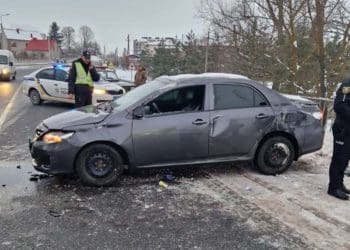 Водій не впорався з керуванням і влетів у відбійник у Зборівській громаді