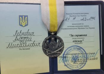 Священник з Чорткова отримав почесний нагрудний знак від Залужного «За сприяння війську»