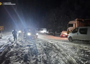 У перший день зими рятувальники Тернопільщини допомогли вивільнити із заметів 16 автомобілів