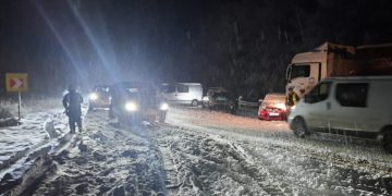 У перший день зими рятувальники Тернопільщини допомогли вивільнити із заметів 16 автомобілів