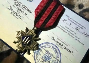 Захисник із Гусятинської громади отримав почесний нагрудний знак від Головнокомандувача