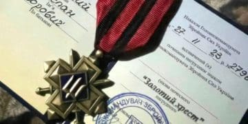 Захисник із Гусятинської громади отримав почесний нагрудний знак від Головнокомандувача
