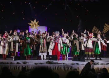 Студенти ЗУНУ показали виставу "Ніч перед Різдвом" і зібрали кошти для захисників