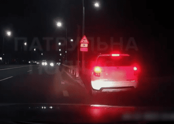 У Тернополі оштрафували водійку, яка їхала без ввімкненого ближнього світла фар