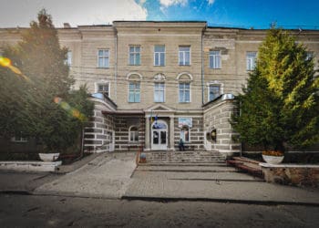 Керівника лікарні у Тернополі оштрафували через преміювання сина