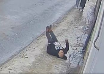 Гепнувся головою і втратив свідомість: чоловік ледь не загинув на слизькому тротуарі