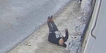 Гепнувся головою і втратив свідомість: чоловік ледь не загинув на слизькому тротуарі