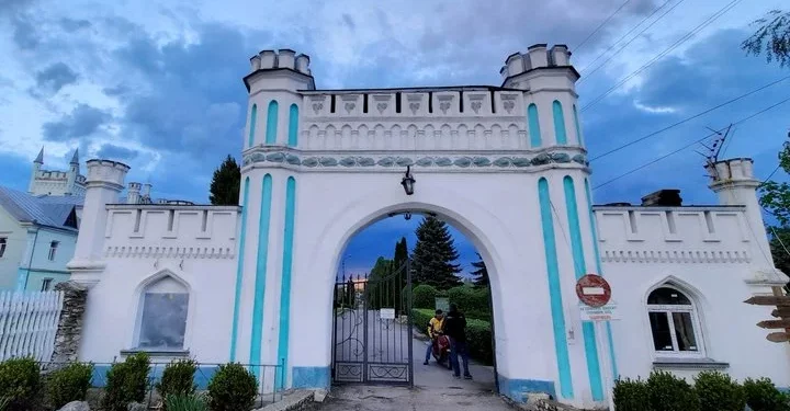 Палац у Білокриниці: від замку до коледжу